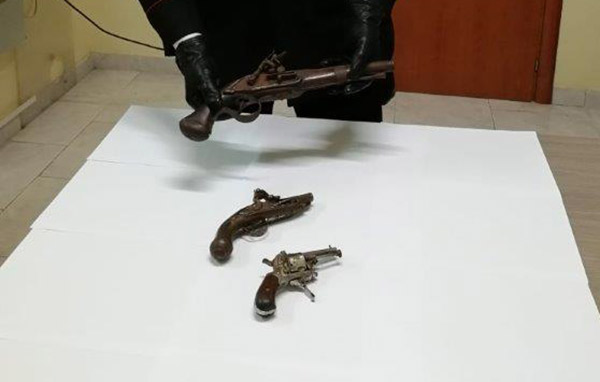 Pistole e revolver in casa, arestato 42enne a Crotone
