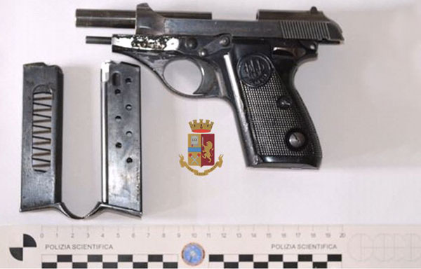 In auto con pistola sul sedile, arrestati 3 giovani a Catanzaro