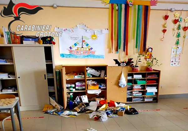 Dopo chiesa ruba anche in una scuola a Crotone, arrestato 2 volte in 3 giorni