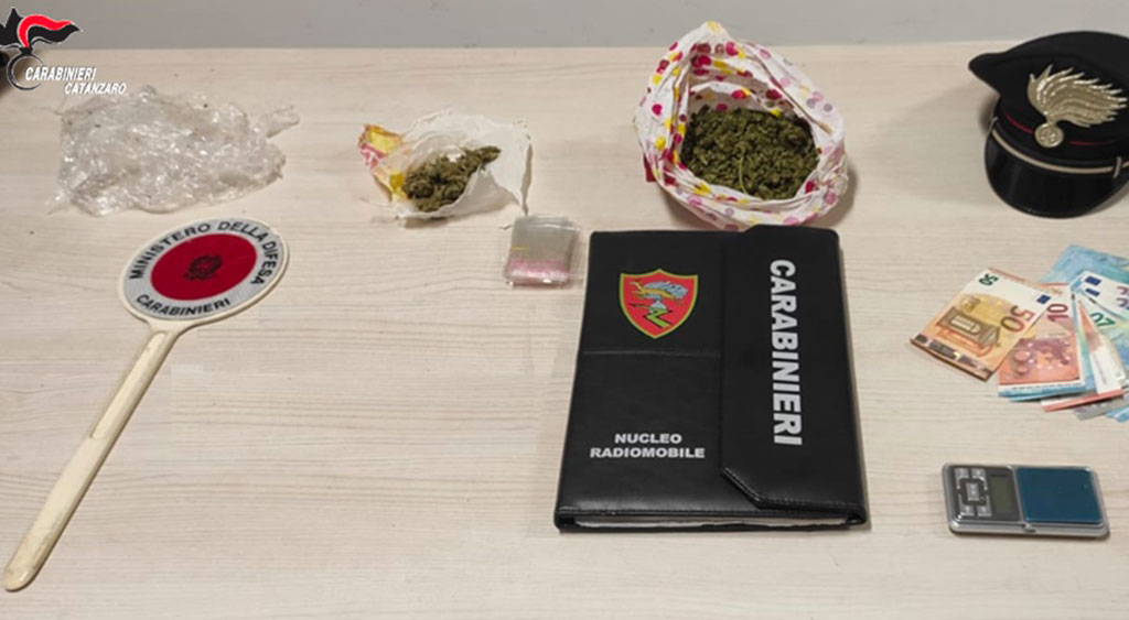 Lamezia, tenta di nascondere marijuana nel marciapiede: arrestato 27enne per detenzione e spaccio