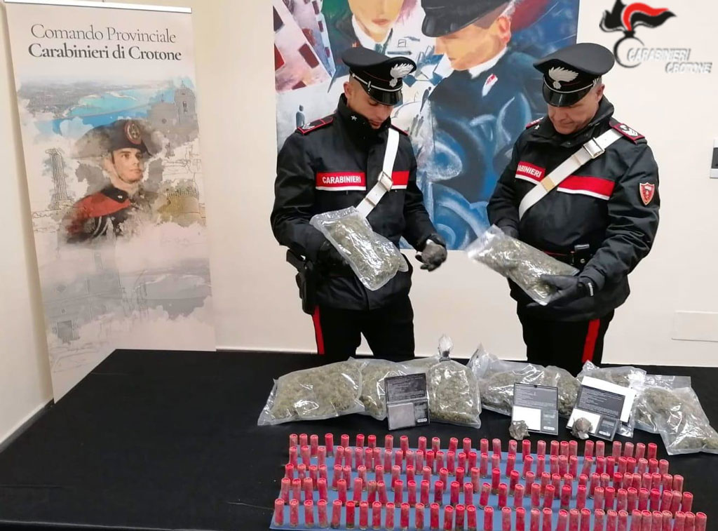 Occupa abusivamente bagni ex liceo a Crotone nascondendo armi e droga, arrestato