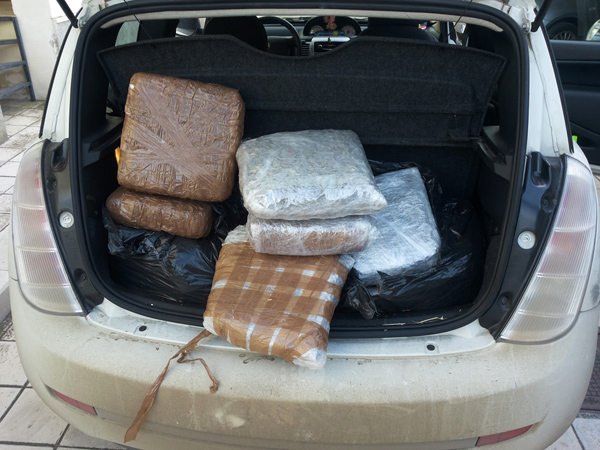 Calabria: Due donne in auto con 36 chili di marijuana, arrestate 
