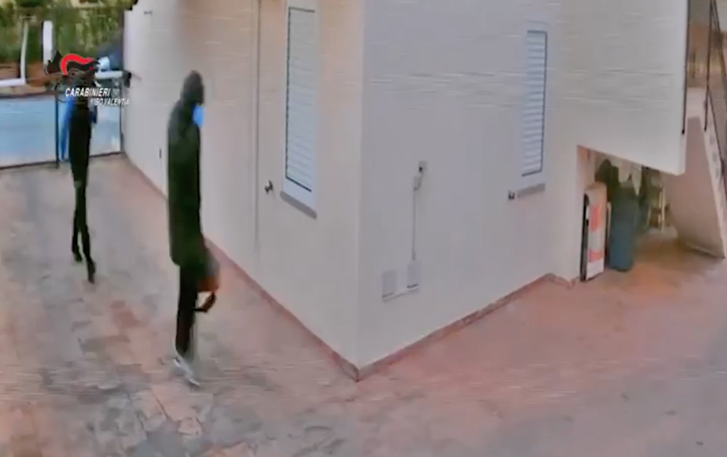 Furti in casa e riciclaggio auto a Tropea, eseguite 16 misure cautelari - VIDEO