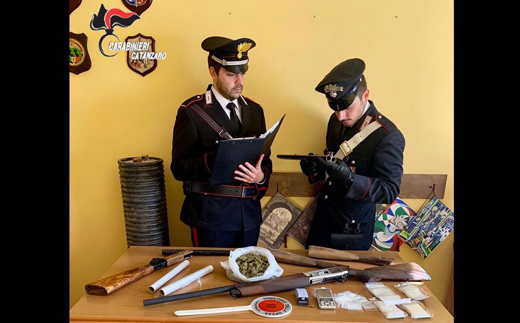 Nascondeva armi e droga nel garage, arrestato un 20enne a Guardavalle  