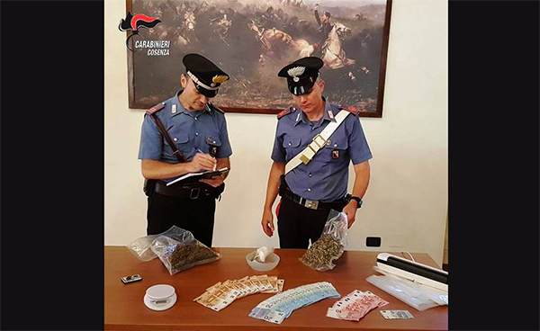Tenta di disfarsi della droga gettandola dalla finestra durante controllo, arrestato 32enne a Mendicino