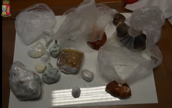Droga e pistola nascosti nell’ascensore del palazzo, arrestato 33enne a Catanzaro