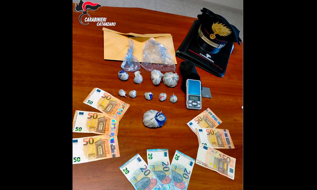 Spaccio vicino mercato rionale di Soverato, due arresti 