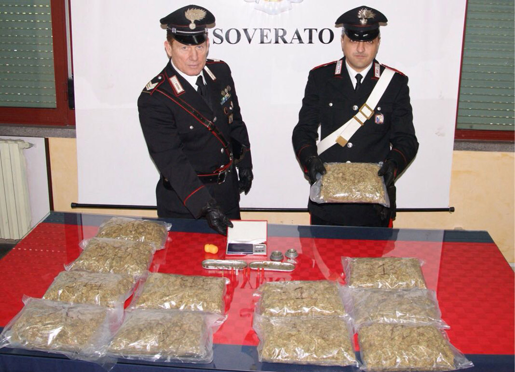 Nascondeva 4 chili di marijuana a casa della suocera, arrestato 40enne nel catanzarese