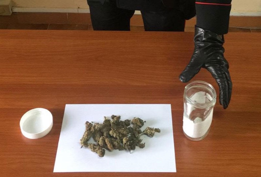 Nascondeva in casa marijuana, arrestato 27enne a Davoli