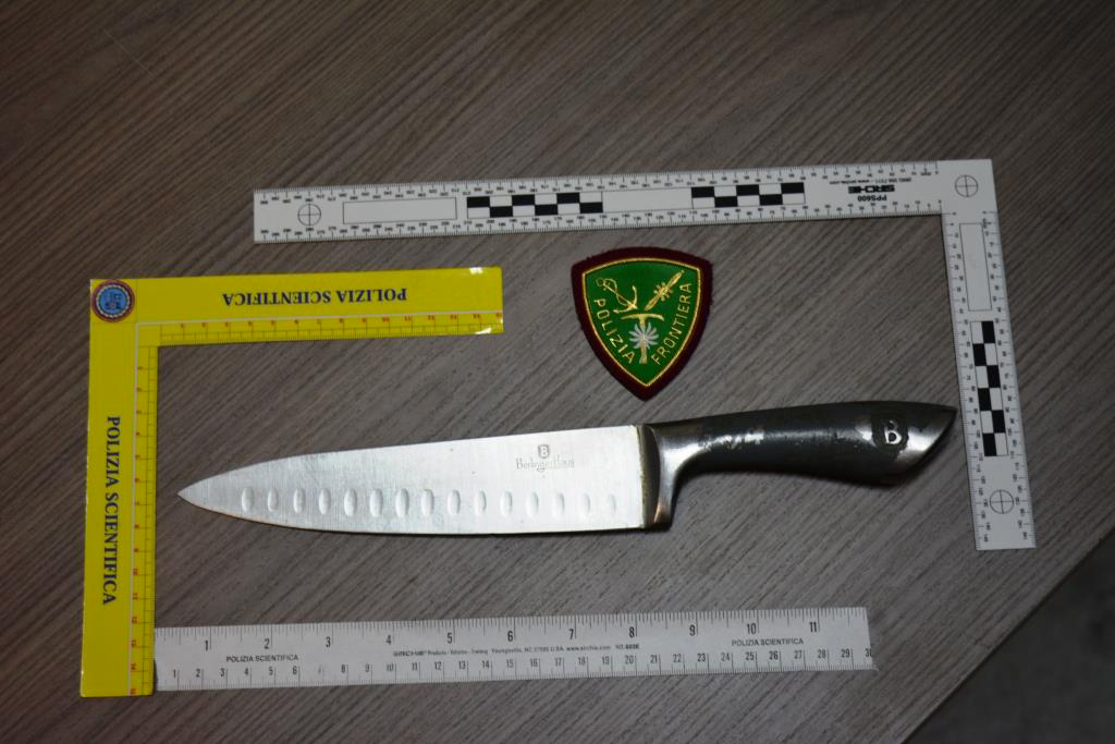 Impedisce partenza autobus e minaccia poliziotti con coltello, arrestato 22enne in aeroporto Reggio