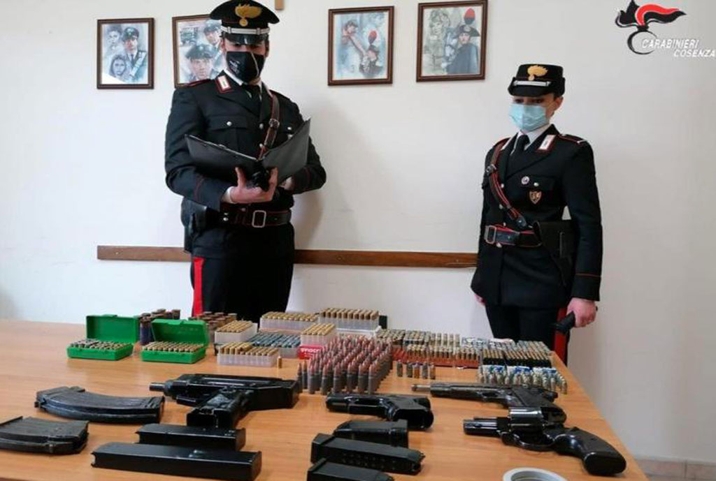 Arsenale sotterrato scoperto e sequestrato da carabinieri nel Cosentino