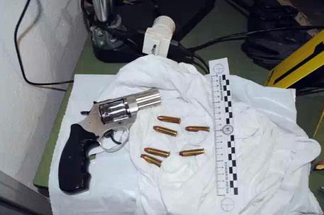 Nascondevano arsenale in casa, arrestati zio e due nipoti a Briatico