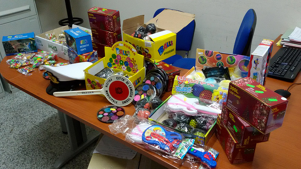 Lamezia: Polizia locale sequestra oltre mille articoli tra luminarie, arredi natalizi e giocattoli