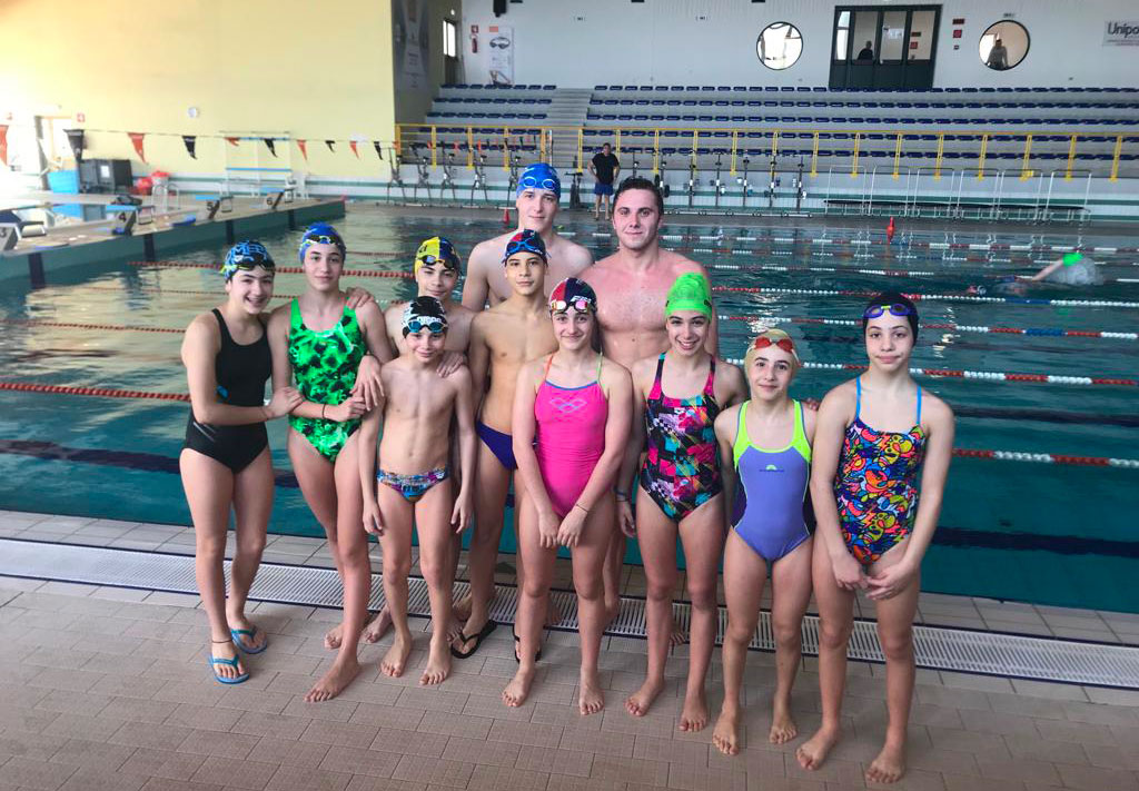 Il campione Matteo Cinquino accolto dagli atleti dell'Arvalia Nuoto Lamezia