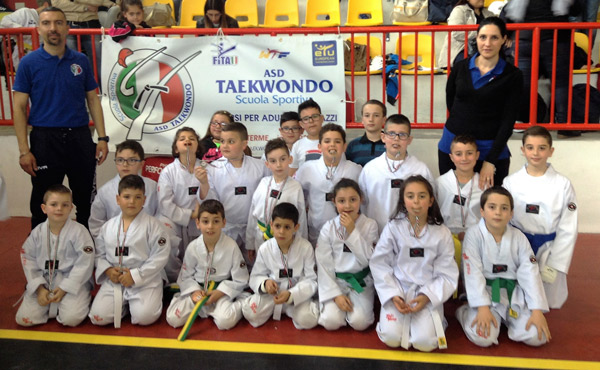 Campionato Interregionale Taekwondo a Pentone, 15 medaglie per gli atleti lametini 