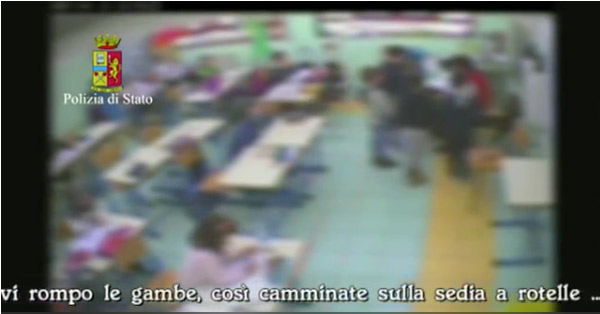 Schiaffi e scappellotti ai bimbi, sospesa maestra elementare a Reggio Calabria - VIDEO
