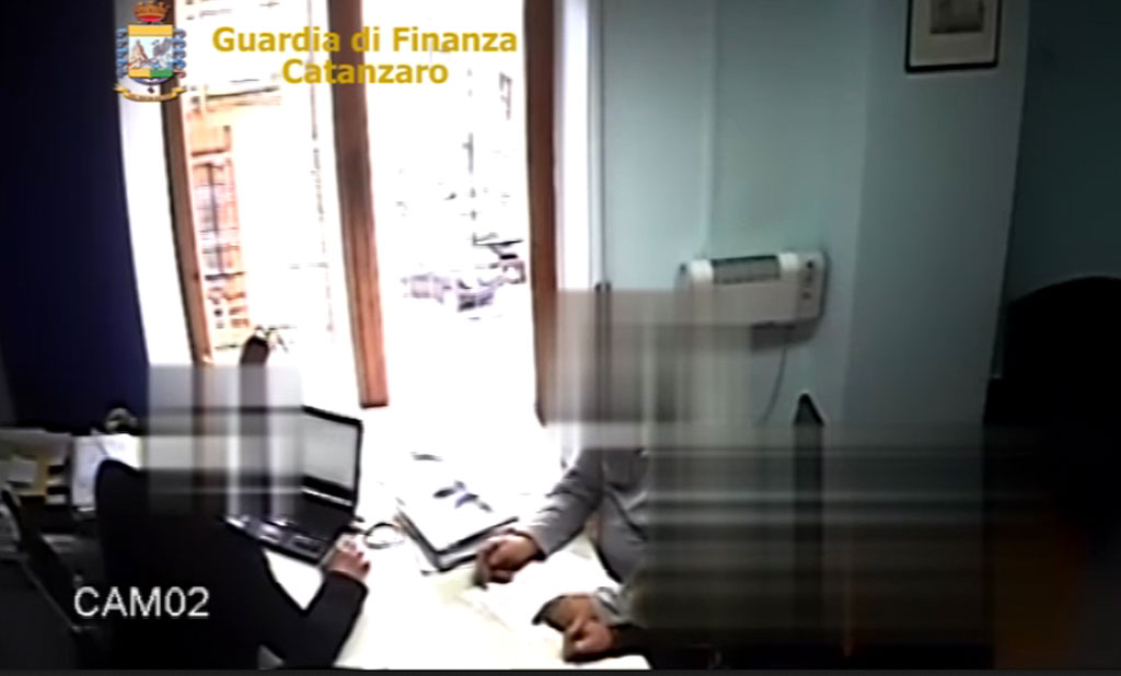 Sottratti fondi per bandi servizi anziani, in 11 a giudizio tra dipendenti Asp Catanzaro 