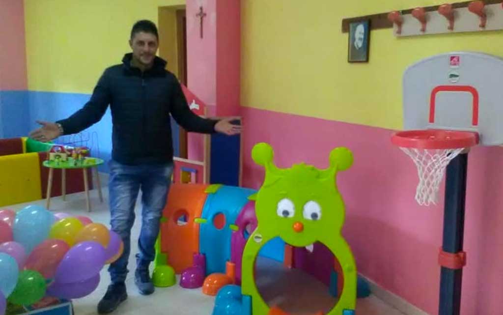 Associazione per Curinga dona giochi a scuola materna in memoria di Christian e Nicolò