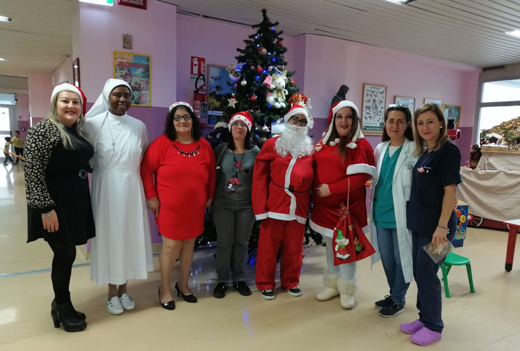 Lamezia, "Un sorriso per Natale ai bimbi di pediatria": associazione SenzaNodi fa visita ai piccoli pazienti