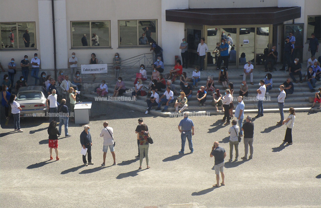 Lamezia, mobilitazione dei dipendenti comunali: “Nessuna risposta ai nostri diritti, solo un muro di gomma”