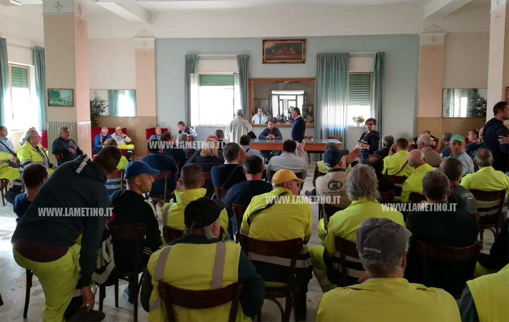 Lamezia, assemblea lavoratori Multiservizi: "Vogliamo risposte, famiglie senza stipendio da 3 mesi"