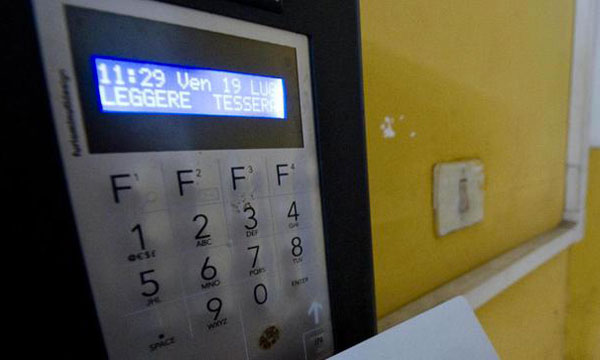 Assenteismo, lunghe pause caffè e  shopping: indagati 30 dipendenti in ospedale Reggio