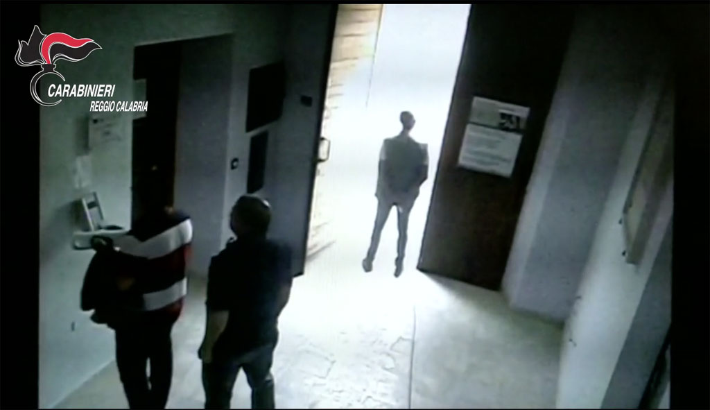 Timbravano cartellino e andavano a chiacchierare in piazza, misure cautelari per 6 dipendenti nel reggino - VIDEO