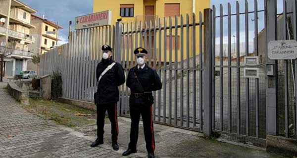 Perseguita e aggredisce senza motivo un 39enne, Carabinieri arrestano giovane a Crotone