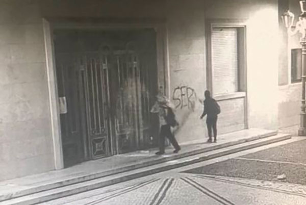 Nuovo atto vandalico contro Municipio Crotone: scritte e lancio di uova