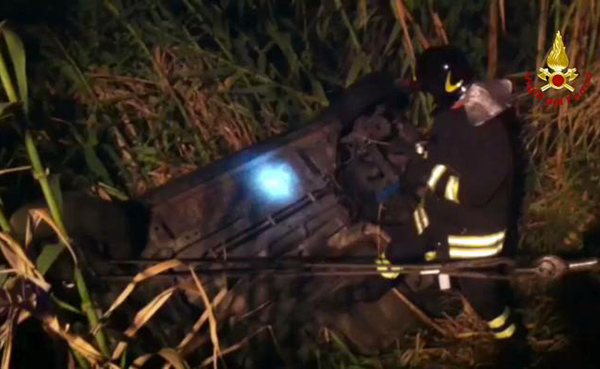 Calabria: Rimane in bilico con auto su burrone, salvato 