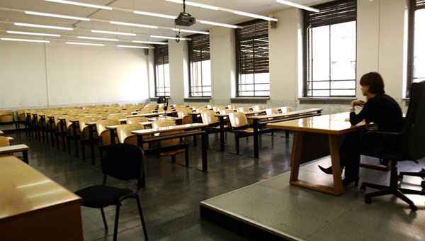 Calabria: studenti fuori classe per protesta contro docente, rientrano a fine lezione