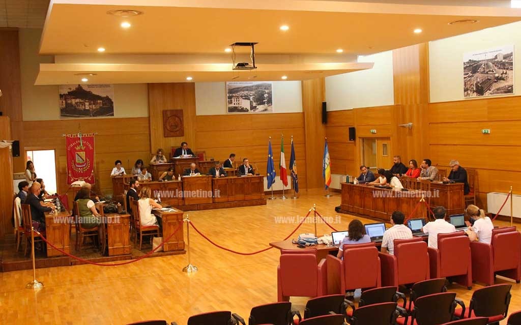 Lamezia, Consiglio comunale dice sì a variazioni e assestamento Bilancio. Polemiche in Fratelli d'Italia