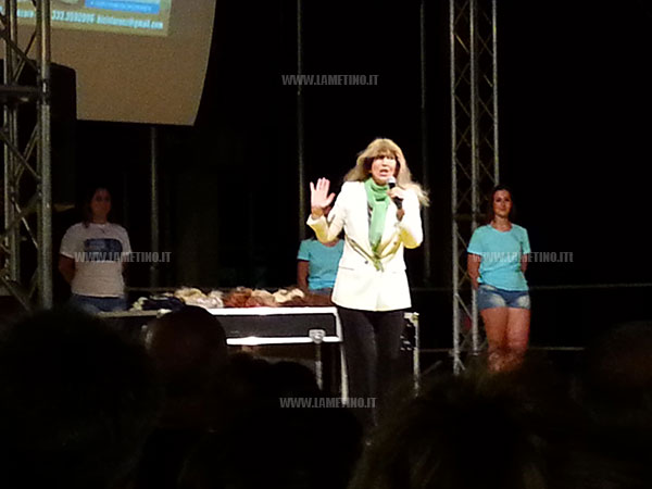 Emanuela Aureli a Catanzaro, gag e divertimento nel centro storico