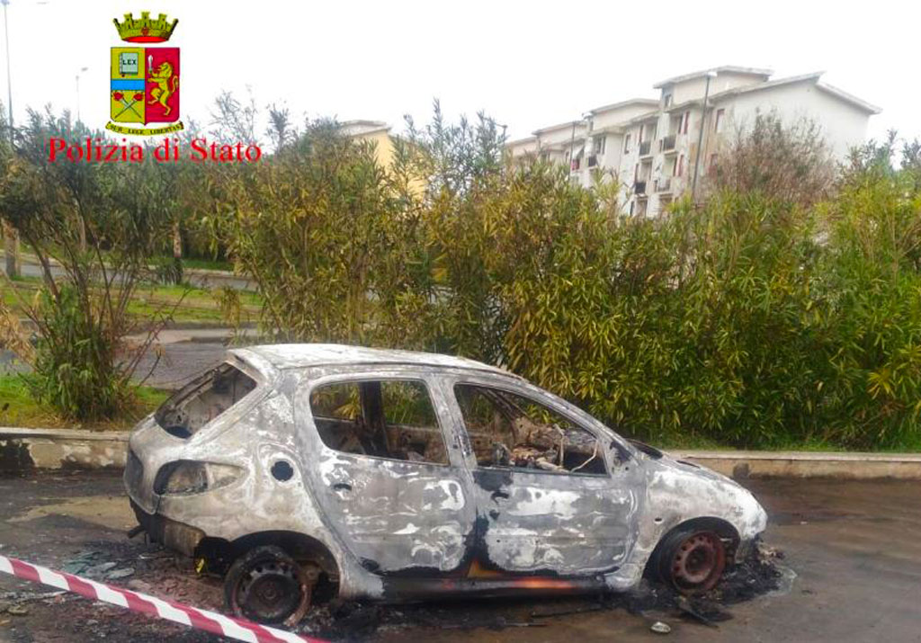 Trovato corpo carbonizzato sotto auto incendiata a Reggio Calabria