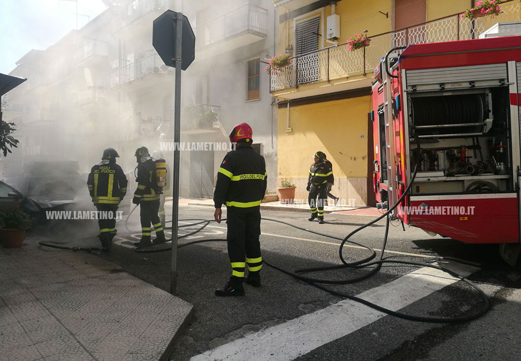 Lamezia, auto in fiamme in via Nicola Sposato: intervengono vigili del fuoco