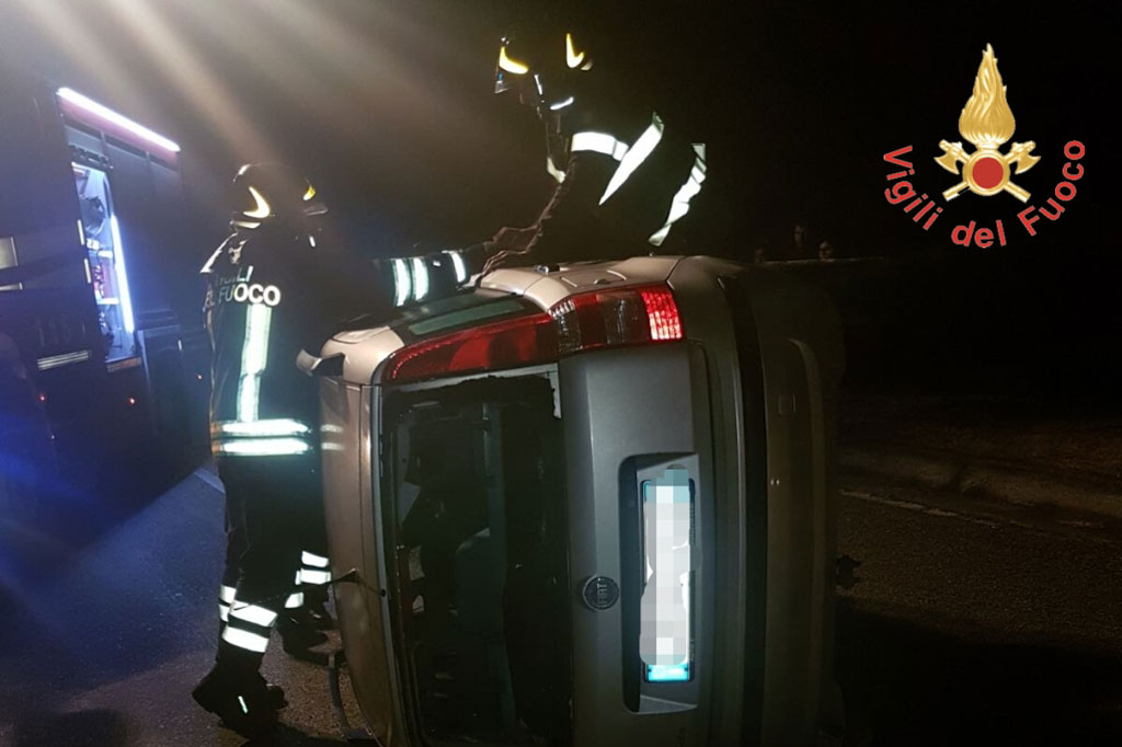 Auto si ribalta sulla SP 148 a Satriano, ferita conducente 