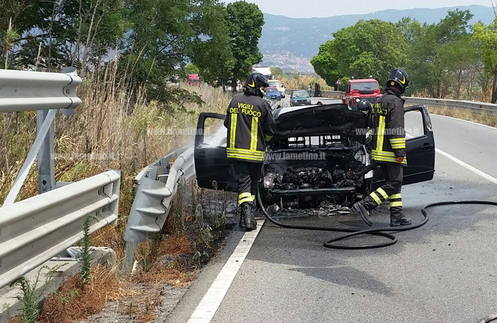 Lamezia: auto in fiamme su ss 18, intervengono vigili del fuoco
