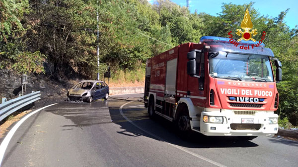 In fiamme pineta nel catanzarese dopo incendio auto in transito, evacuate case 