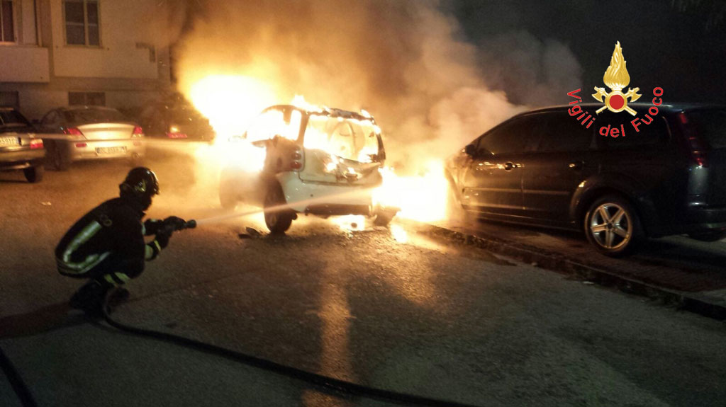 A fuoco nella notte tre auto a Catanzaro