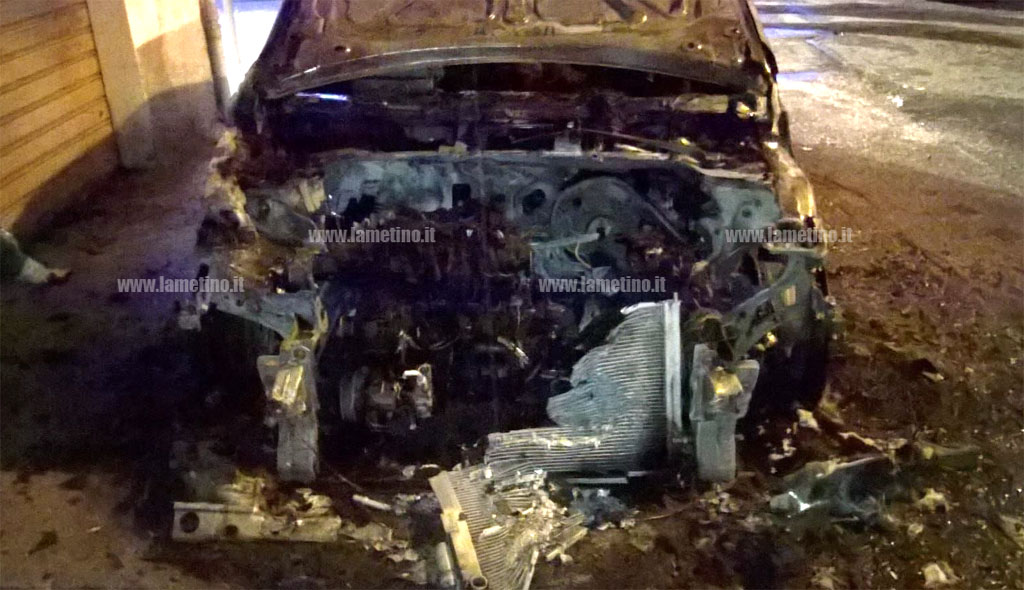 Lamezia, auto in fiamme nella notte a Sambiase 