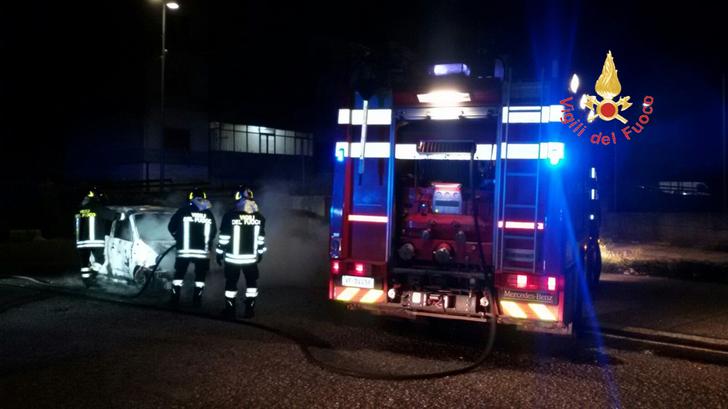 Auto in fiamme nella notte nel quartiere Aranceto di Catanzaro