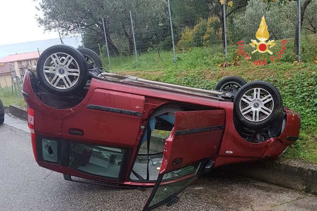 Auto si ribalta a Soverato, ferita donna