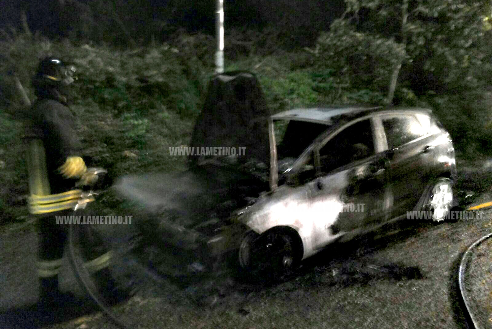 Auto in fiamme nella notte a Catanzaro, avviate indagini
