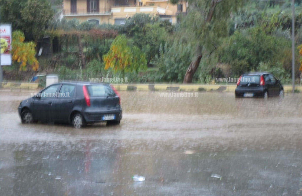 auto-acqua-allagmenti-lamezia.jpg