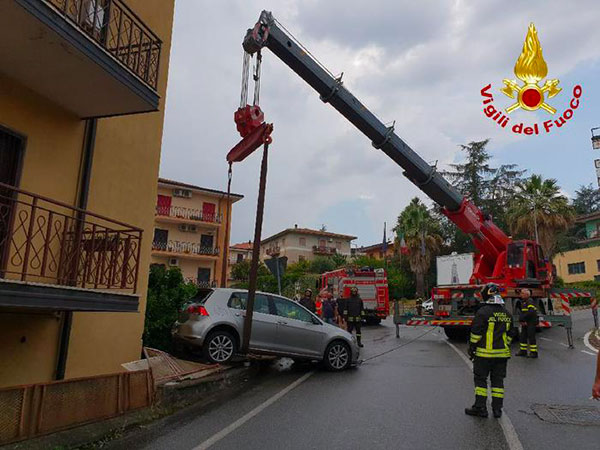 Auto senza conducente finisce in bilico su cortile edificio a Castrolibero