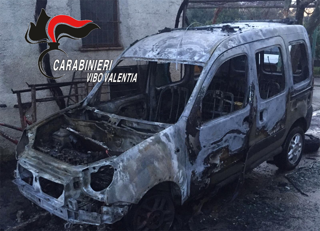 Evade dai domiciliari e incendia auto al padre, arrestato 36enne nel Vibonese 