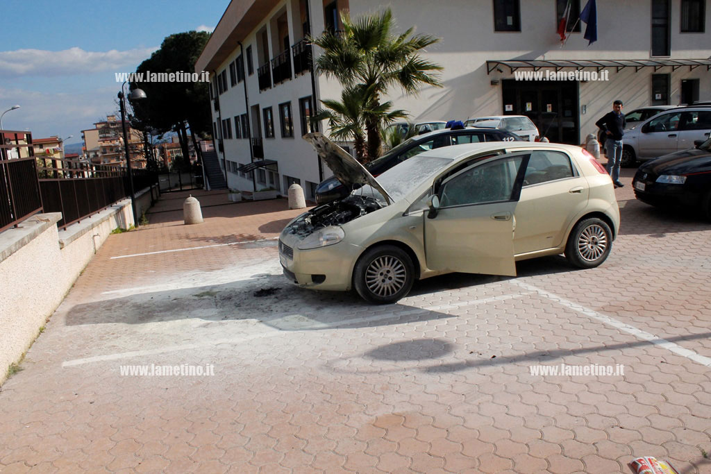 auto-bruciata-agenzia-entrate-9aprile15-2.jpg