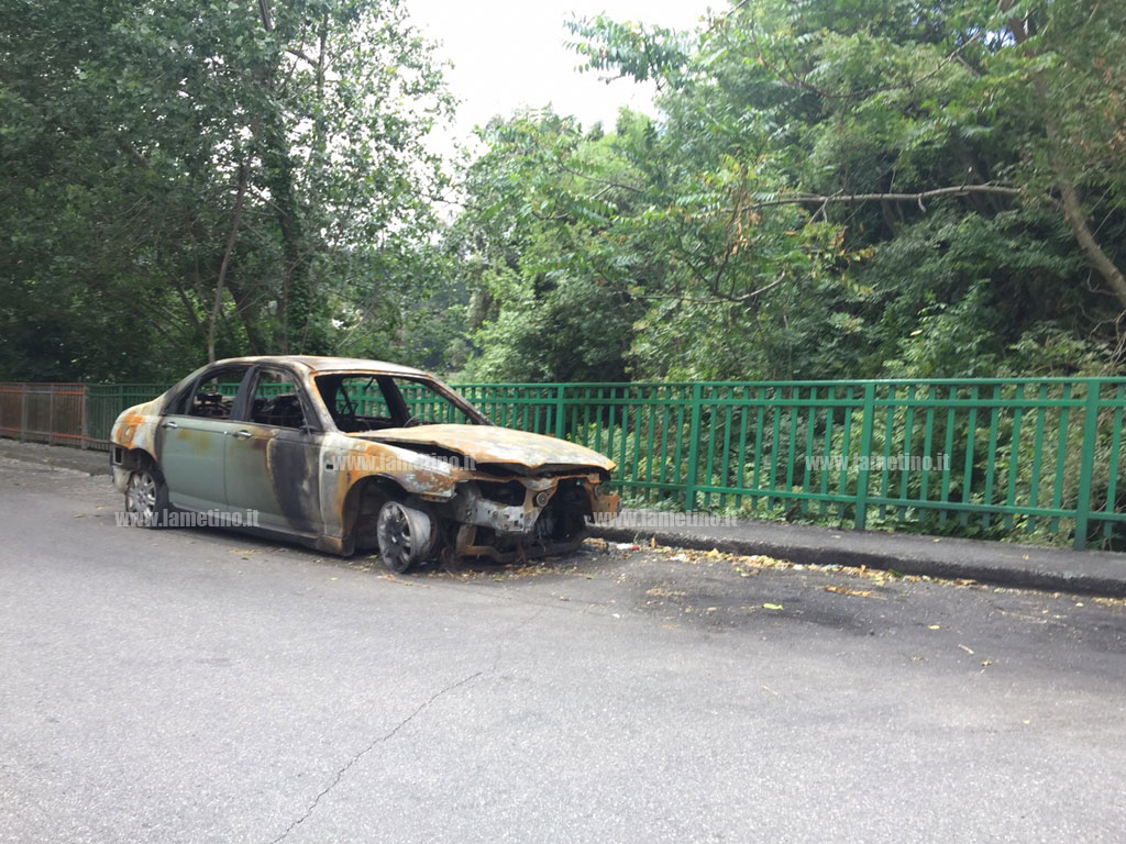 Lamezia: auto in fiamme lasciata abbandonata vicino castello