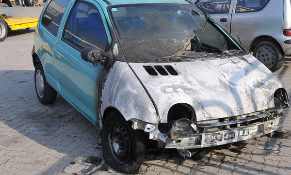 Incendia auto ex fidanzata dopo fine relazione a Rende