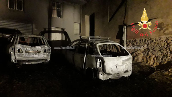 Due auto in fiamme nella notte nel catanzarese